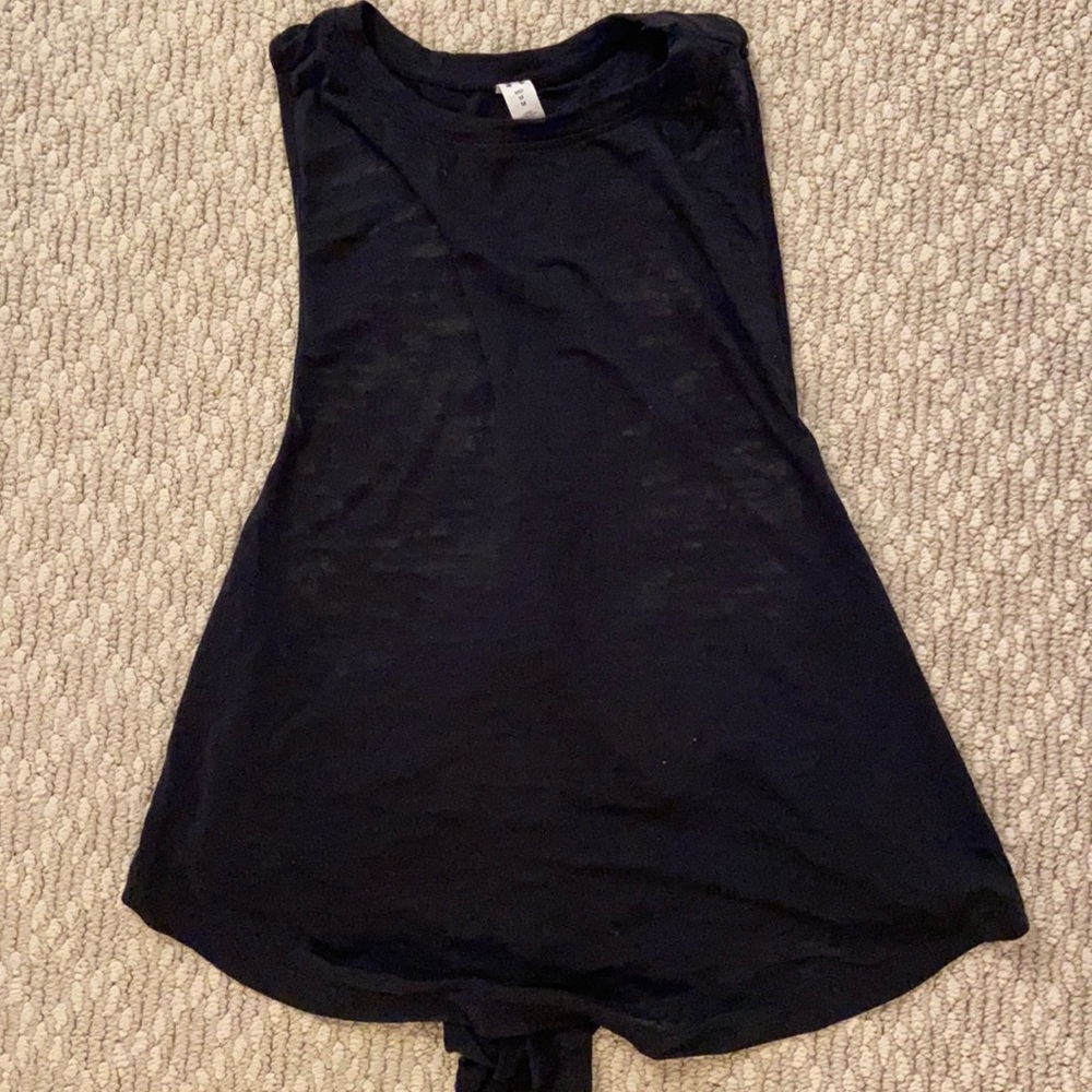 Under Armour black cropped workout tank